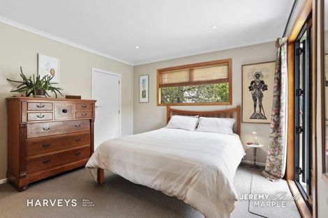 Photo of property in 17 West Lynn Road, Titirangi, Auckland, 0604