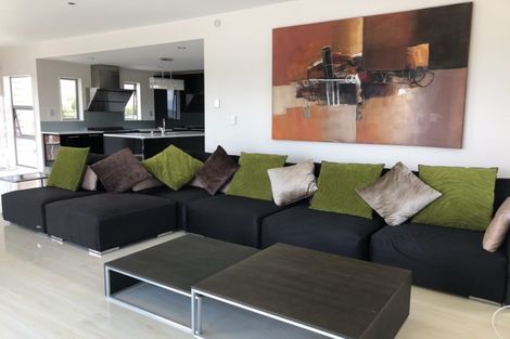 Photo of property in 32 Namsan Close, Fairview Heights, Auckland, 0632