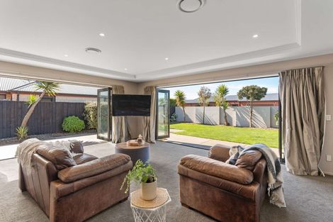 Photo of property in 27 Foresters Crescent, Parklands, Christchurch, 8083