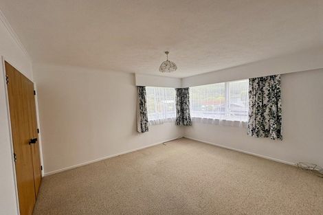 Photo of property in 135 Taylor Terrace, Tawa, Wellington, 5028