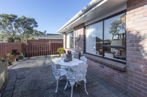 Photo of property in 2/4 Stewart Drive, Newlands, Wellington, 6037
