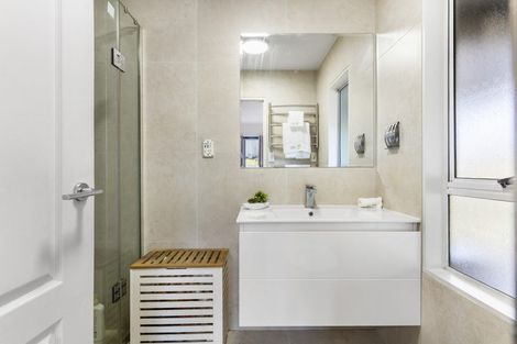 Photo of property in 22 Cairnbrae Court, Northcross, Auckland, 0632