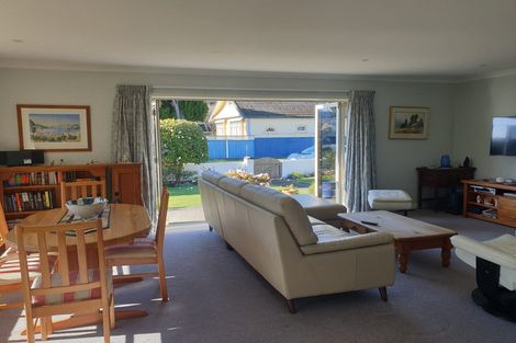 Photo of property in 8 Saulbrey Grove, Woburn, Lower Hutt, 5010