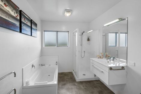 Photo of property in 8 Bayview Park Lane, Orewa, 0931