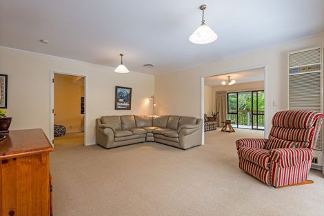 Photo of property in 32 Springdale Grove, Fitzherbert, Palmerston North, 4410