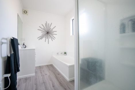 Photo of property in 8 Logan Place, Kelvin Grove, Palmerston North, 4414