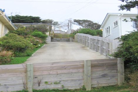 Photo of property in 22 Kinapori Terrace, Newlands, Wellington, 6037