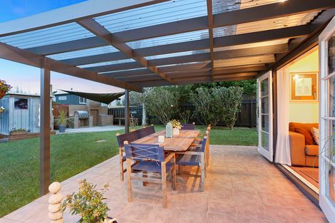 Photo of property in 21 Hepburn Road, Glendene, Auckland, 0602