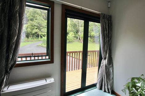 Photo of property in 2 Cascade Avenue, Waiatarua, Auckland, 0604