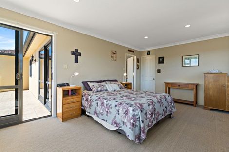 Photo of property in 11 Mackwell Road, Fairview Heights, Auckland, 0632