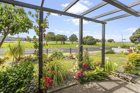 Photo of property in 92 Kiwi Esplanade, Mangere Bridge, Auckland, 2022