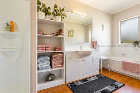 Photo of property in 10 Station Road, Huapai, Kumeu, 0810