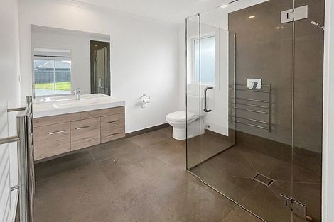 Photo of property in 111 Johnstone Drive, Fitzherbert, Palmerston North, 4410