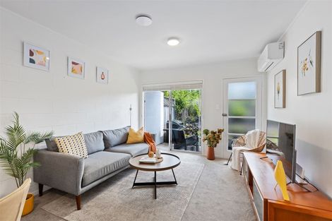 Photo of property in 2/9 John Court Street, Birkenhead, Auckland, 0626
