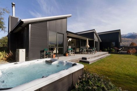Photo of property in 2 Alpha Close, Wanaka, 9305