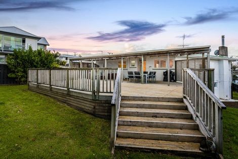 Photo of property in 15 Divich Avenue, Te Atatu South, Auckland, 0610