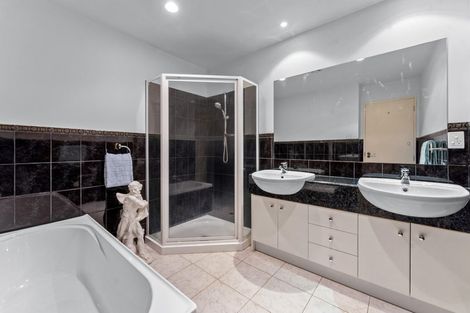 Photo of property in 4e/175 Hurstmere Road, Takapuna, Auckland, 0622