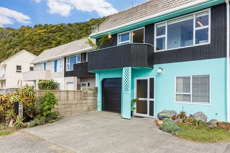 Photo of property in 2/418 Queens Drive, Lyall Bay, Wellington, 6022