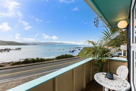 Photo of property in 2/418 Queens Drive, Lyall Bay, Wellington, 6022