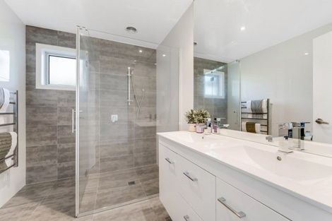 Photo of property in 8 Verley Rise, East Tamaki Heights, Auckland, 2016