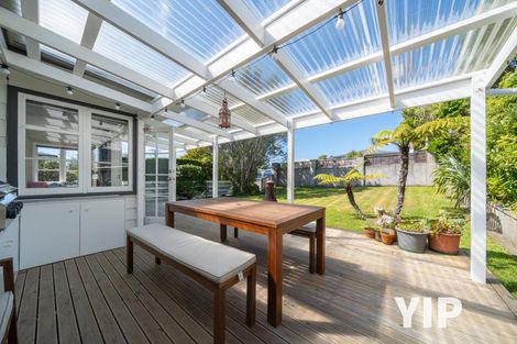 Photo of property in 15 Robert Street, Newlands, Wellington, 6037