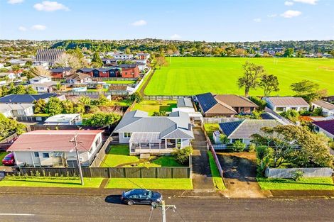 Photo of property in 4 Rixon Place, Te Atatu Peninsula, Auckland, 0610