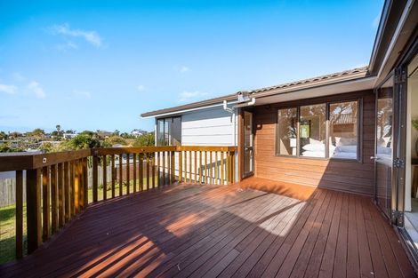 Photo of property in 16 Halldene Terrace, Red Beach, 0932