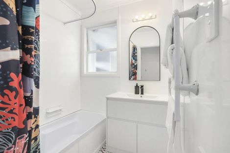 Photo of property in 4 Bayside Avenue, Te Atatu Peninsula, Auckland, 0610