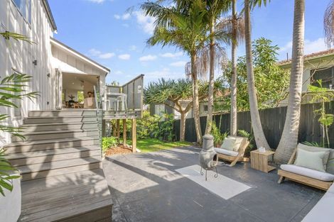 Photo of property in 2/4 Richards Avenue, Forrest Hill, Auckland, 0620