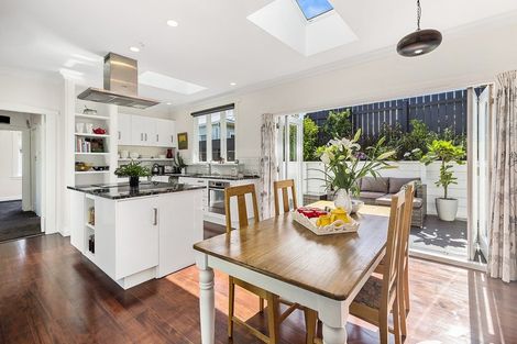 Photo of property in 3 Thames Street, Island Bay, Wellington, 6023