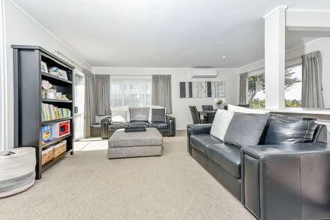 Photo of property in 4/26 Midgley Road, West Harbour, Auckland, 0618