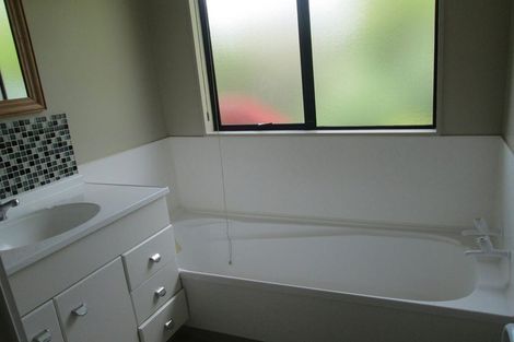 Photo of property in 2/30 Barbados Drive, Unsworth Heights, Auckland, 0632