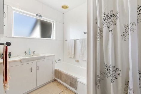 Photo of property in 23 Ellesmere Crescent, Pakuranga Heights, Auckland, 2010