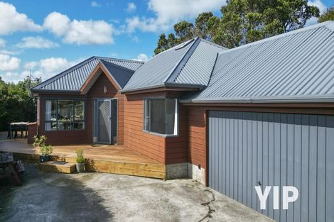 Photo of property in 15b Kinapori Terrace, Newlands, Wellington, 6037