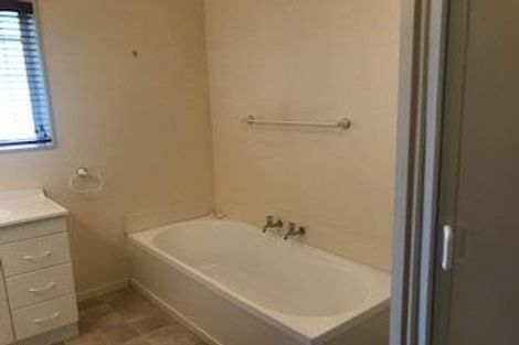 Photo of property in 34 Taioma Crescent, Te Atatu Peninsula, Auckland, 0610