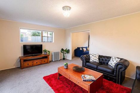 Photo of property in 33 James Evans Drive, Northcote, Auckland, 0627