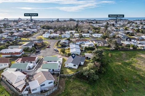 Photo of property in 7 Kelvin Place, Westown, New Plymouth, 4310