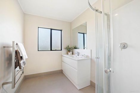 Photo of property in 3 Noeleen Street, Glenfield, Auckland, 0629