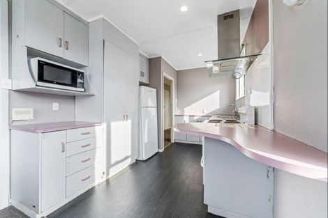 Photo of property in 7 Kelvin Place, Westown, New Plymouth, 4310