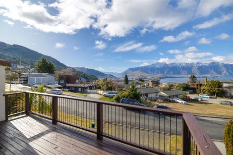 Photo of property in 8 Avalon Crescent, Fernhill, Queenstown, 9300