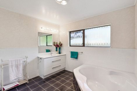 Photo of property in 35 Greenaway Road, Waikanae, 5036