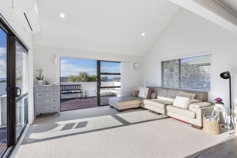 Photo of property in 52 Waiora Road, Stanmore Bay, Whangaparaoa, 0932