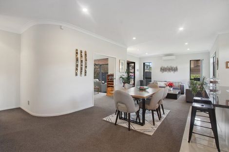 Photo of property in 22 Midhurst Avenue, Henderson, Auckland, 0612