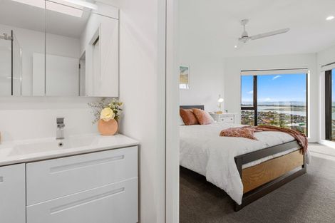 Photo of property in 2/60 Moncks Spur Road, Redcliffs, Christchurch, 8081