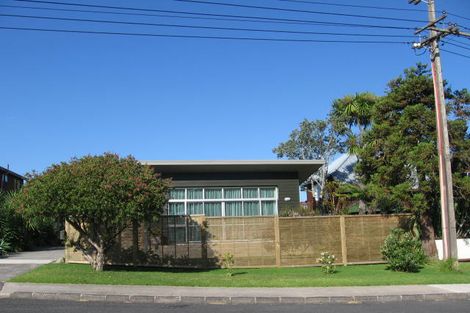 Photo of property in 1/2 Salem Place, Torbay, Auckland, 0630