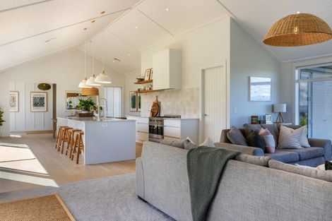 Photo of property in 5 Lens Way, Acacia Bay, Taupo, 3385