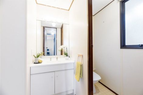 Photo of property in 72 Totaravale Drive, Totara Vale, Auckland, 0629