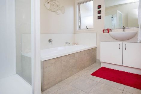 Photo of property in 4 Saltwood Street, Red Beach, 0932