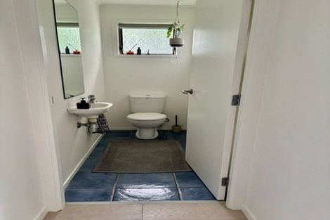 Photo of property in 2 Trias Road, Totara Vale, Auckland, 0629