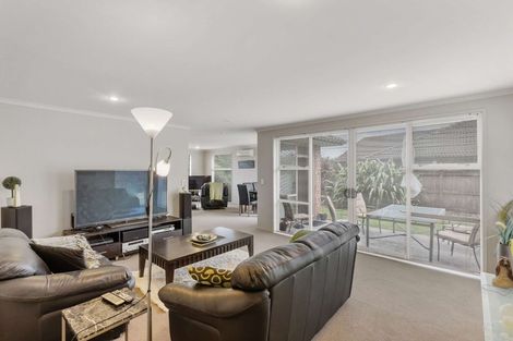 Photo of property in 15 Breaker Grove, Waiuku, 2123